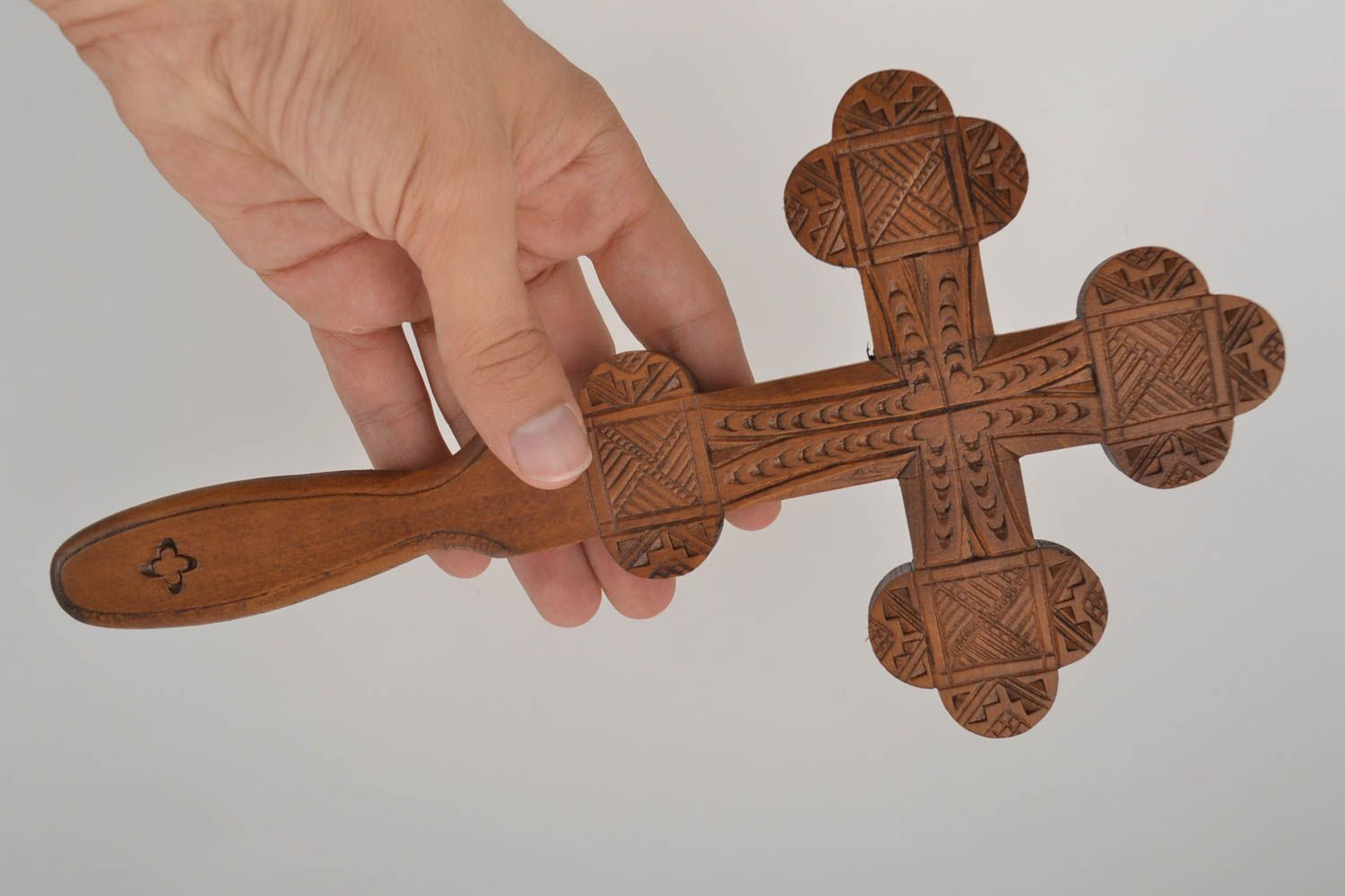 Крест ручной работы украшение на стену изделие из дерева резной крест из дерева фото 5