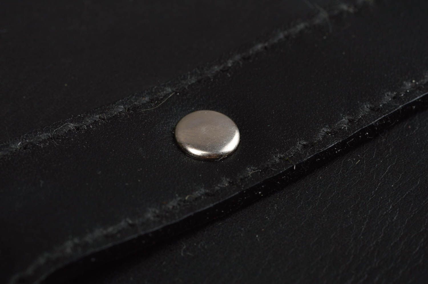 Portefeuille en vrai cuir noir fait main avec éléments métalliques accessoire photo 10