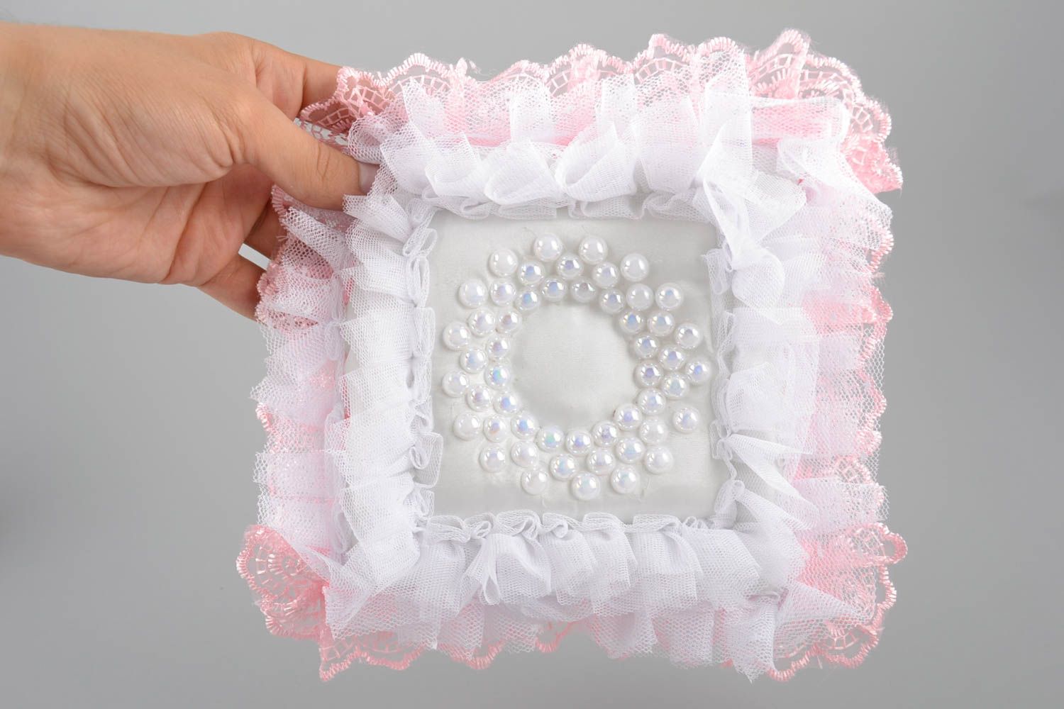 Coussin de mariage fait main pour alliances accessoire blanc rose avec perles photo 5