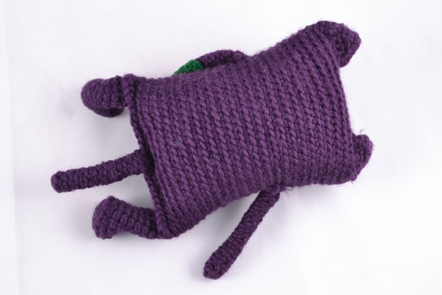Мягкая вязаная игрушка кот фиолетовый фото 4