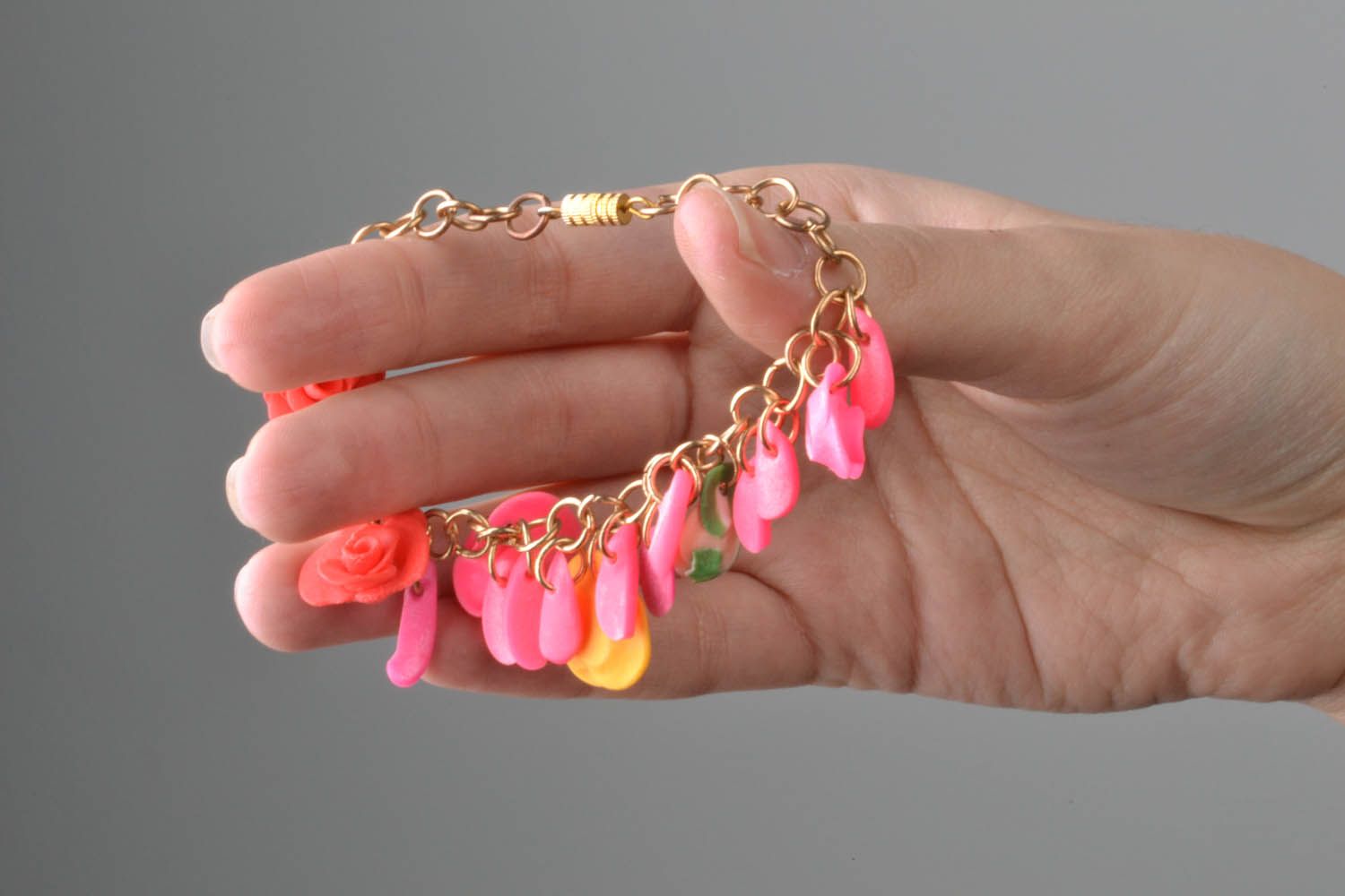 Bracelet avec pendentifs fleurs en argile polymère  photo 6