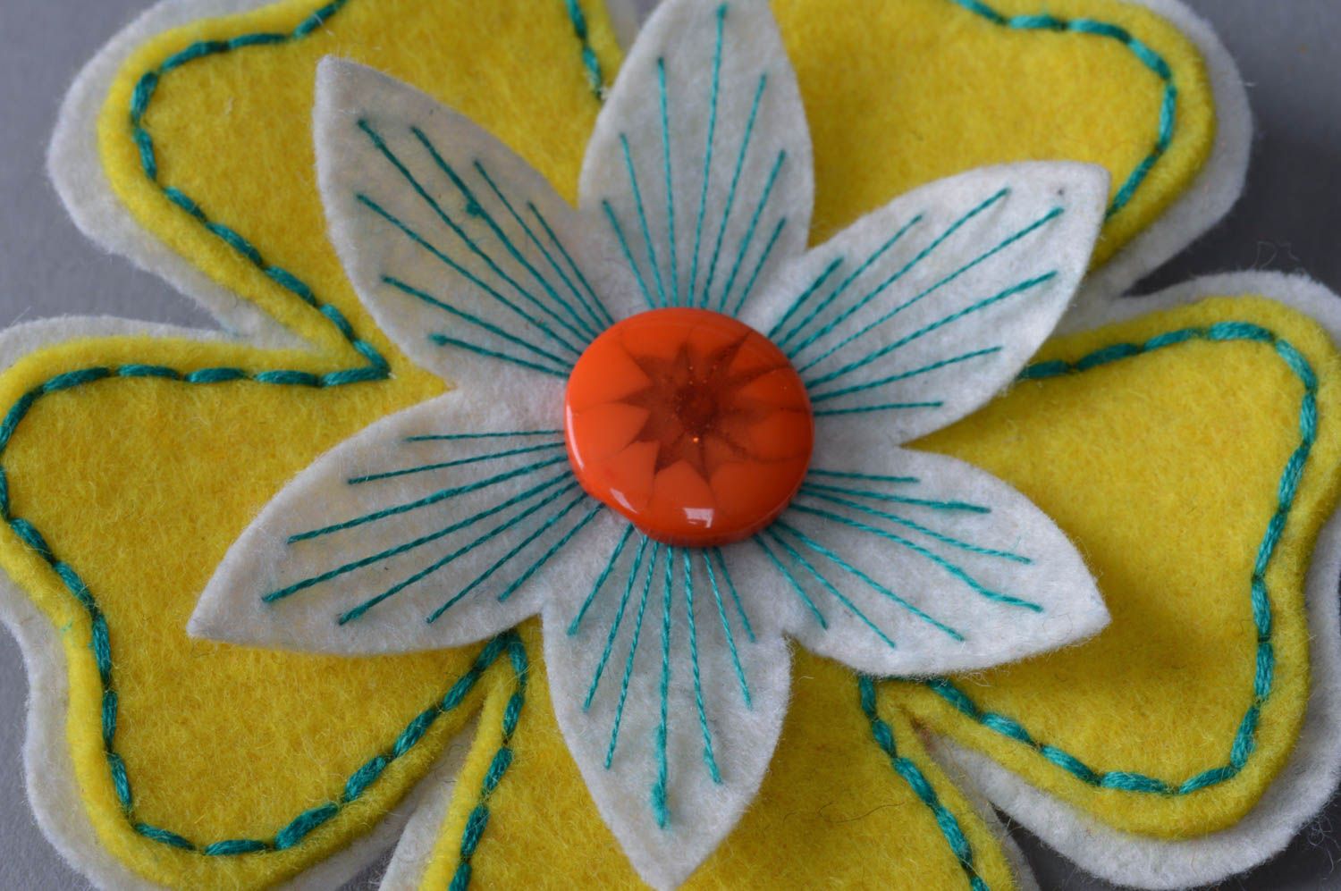Broche de fieltro artesanal blanquiamarillo con forma de flor foto 1