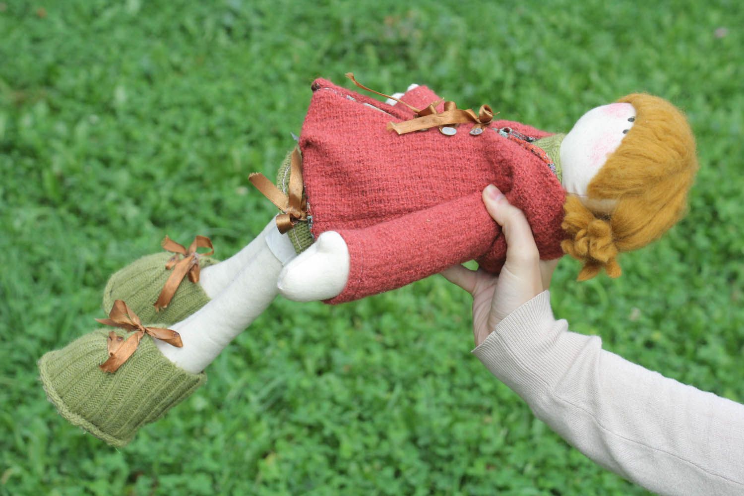 Boneca macia feita de materiais naturais costurada a partir de algodão, lã e linho foto 3