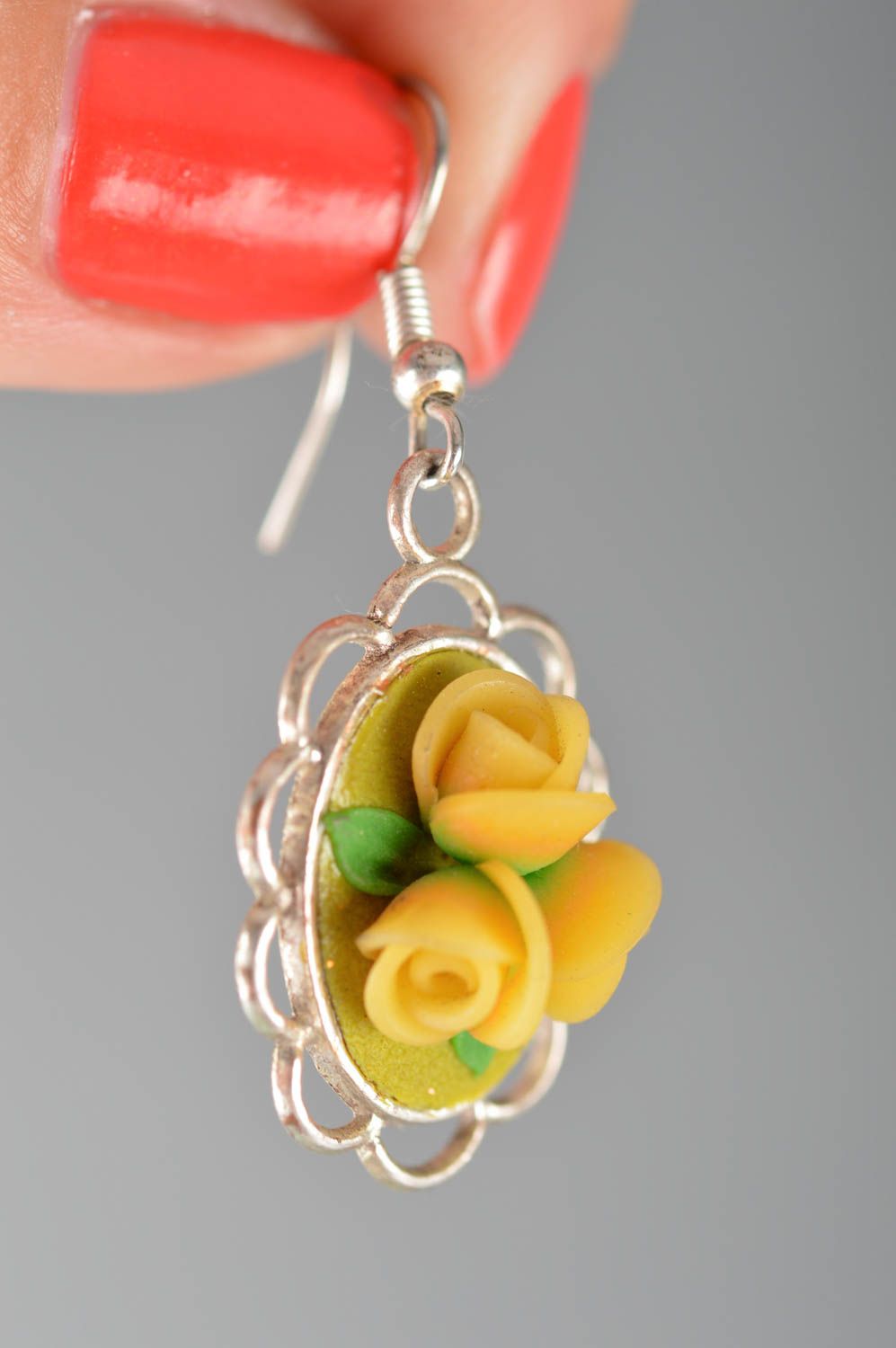 Pendientes artesanales de arcilla polimérica ovalados con flores amarillas foto 2