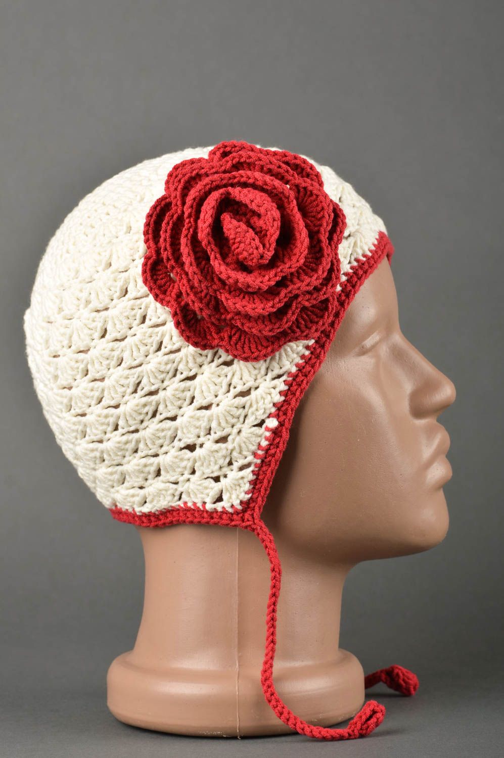 Cappello a uncinetto fatto a mano in lana splendido accessorio per bambina  foto 3