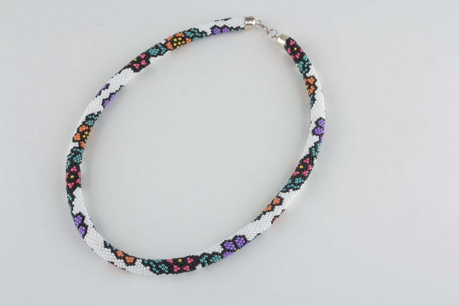 Beaded cord necklace with floral motifs photo 3