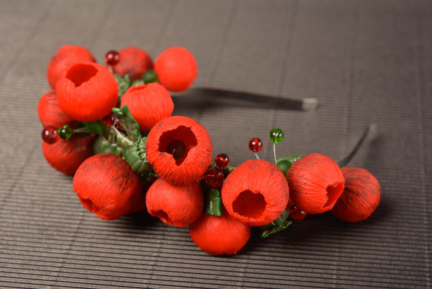 Serre-tête Fleurs rouges en pâte polymère perles de verre accessoire fait main photo 1