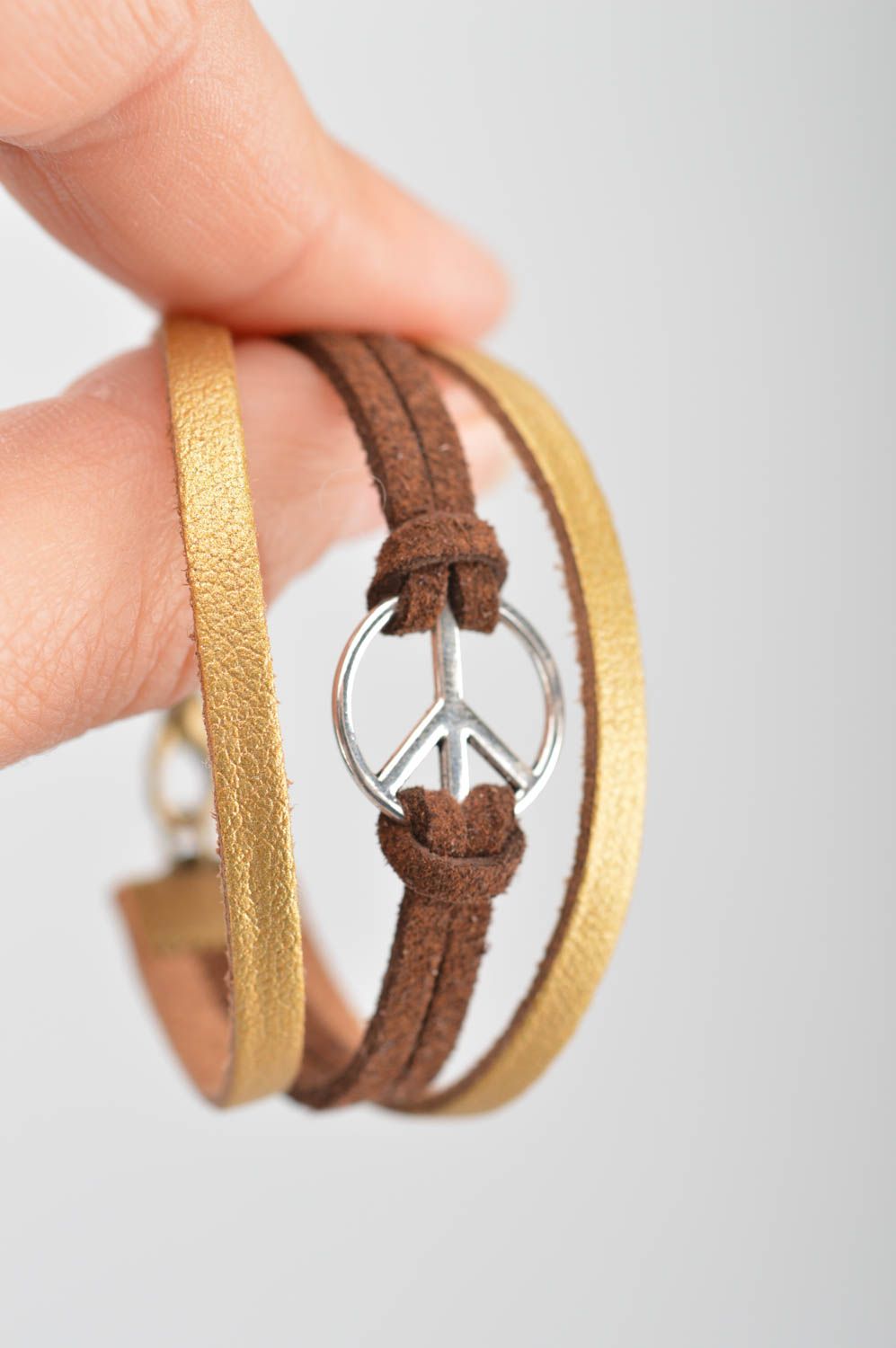 Bracelet en lacets de daim multirang brun doré avec signe de paix fait main photo 3