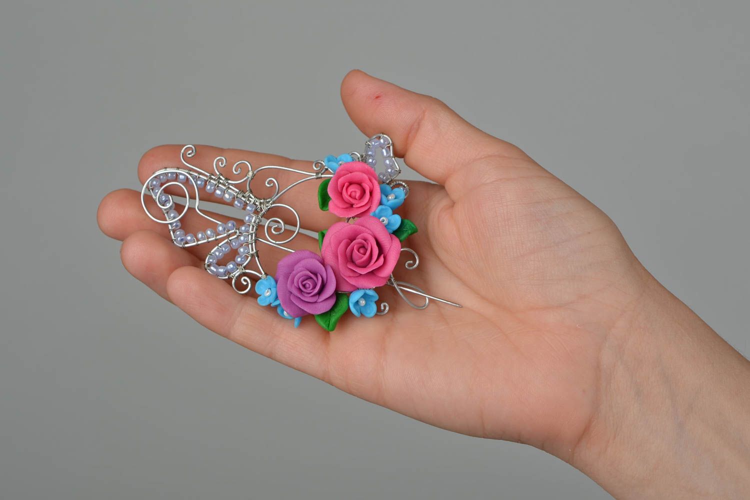 Broche roses faite main en pâte polymère et métal avec belles fleurs bijou photo 2