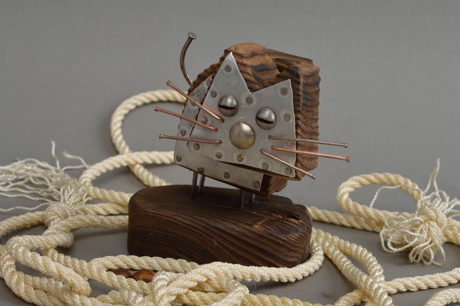 Originelle geschnitzte handgemachte Figurine aus Holz Katze mit Metall foto 1