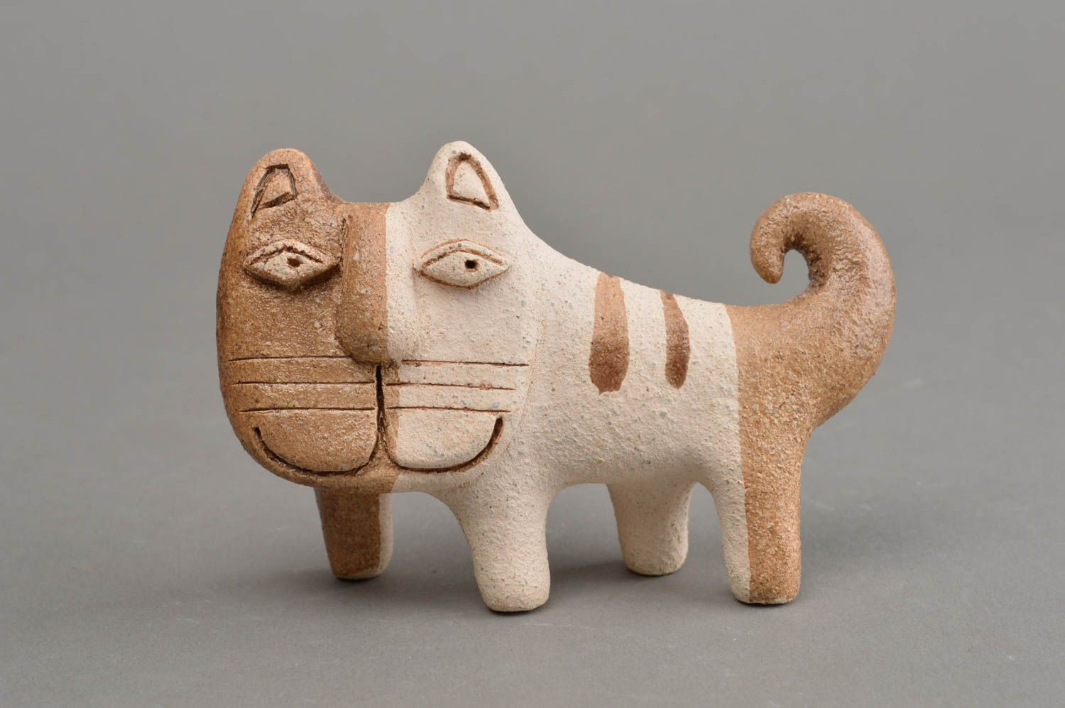 Статуэтка из шамотной глины ручной работы расписанная глазурью в виде кота фото 2