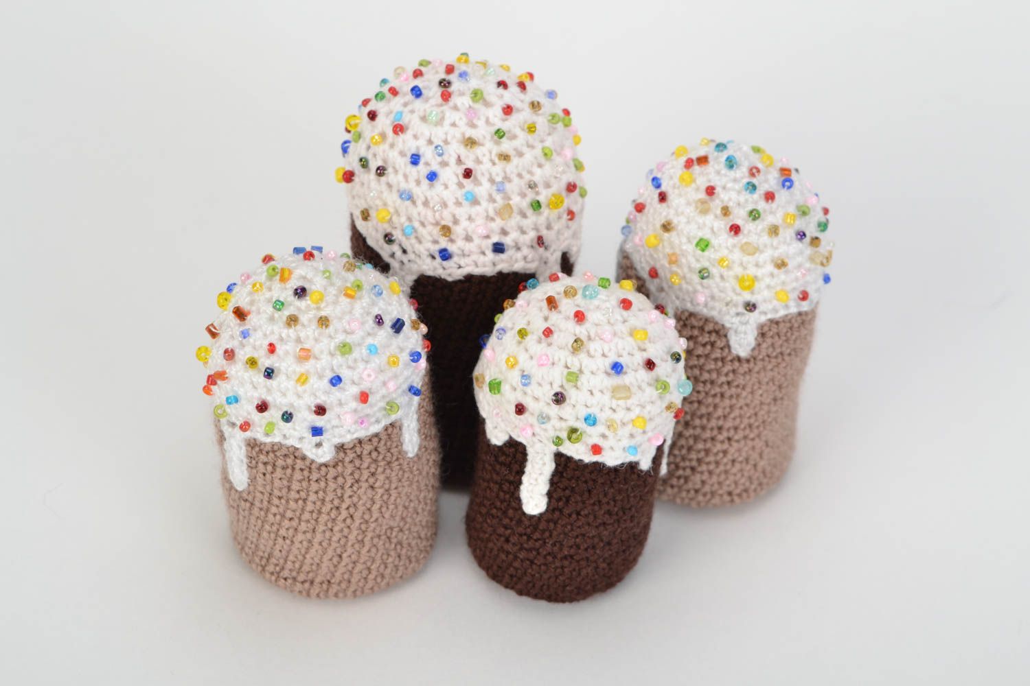 Décoration tricotée de Pâques gâteaux avec perles de rocaille faite main  photo 4
