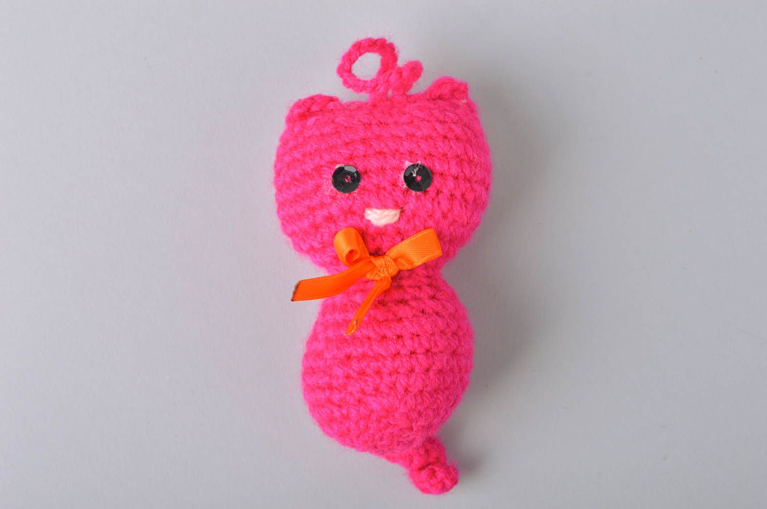Peluche à suspendre chat tricotée au crochet rose faite main originale photo 2