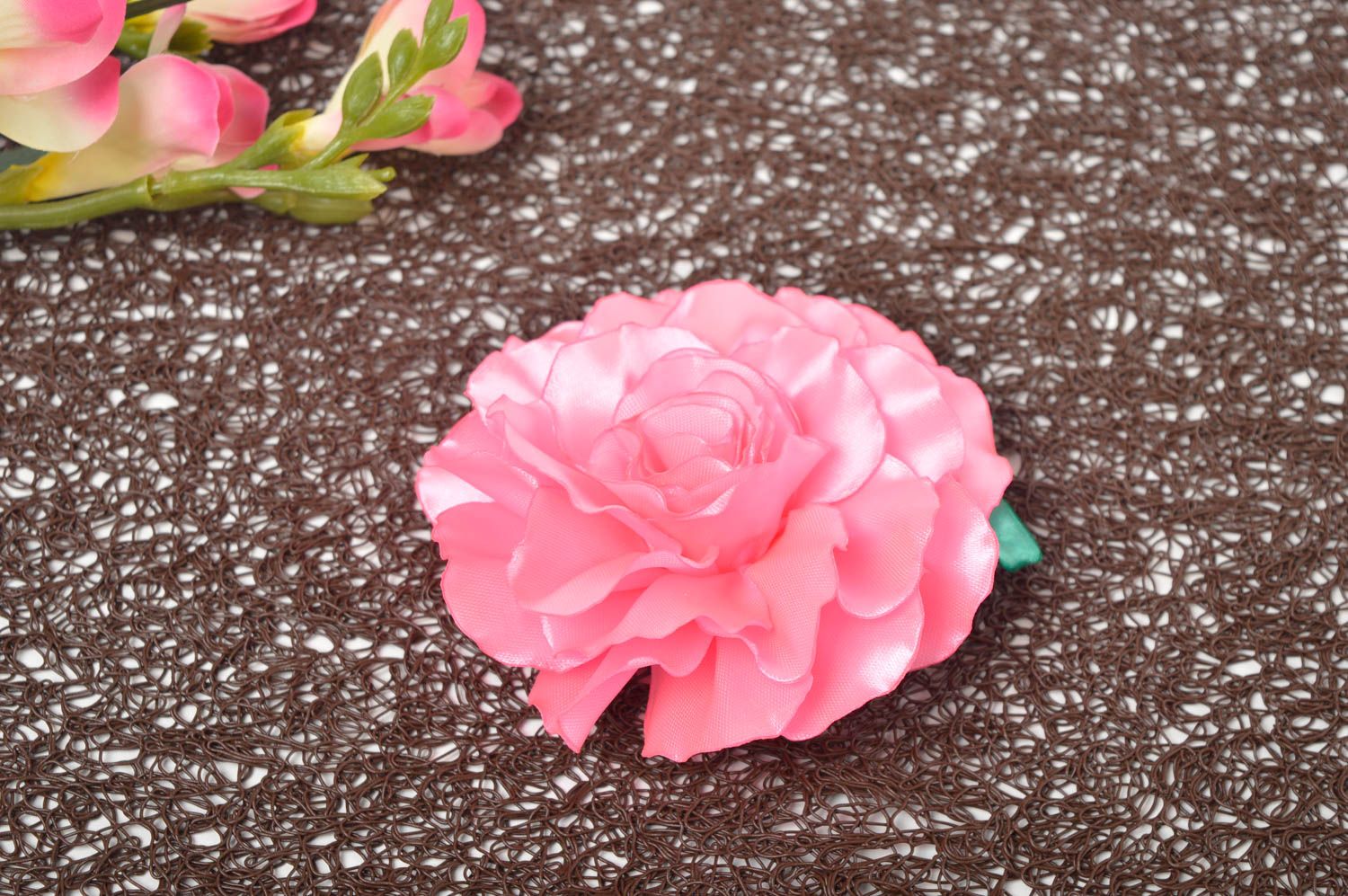 Barrette fleur rose faite main Pince cheveux en satin Cadeau pour fille photo 1
