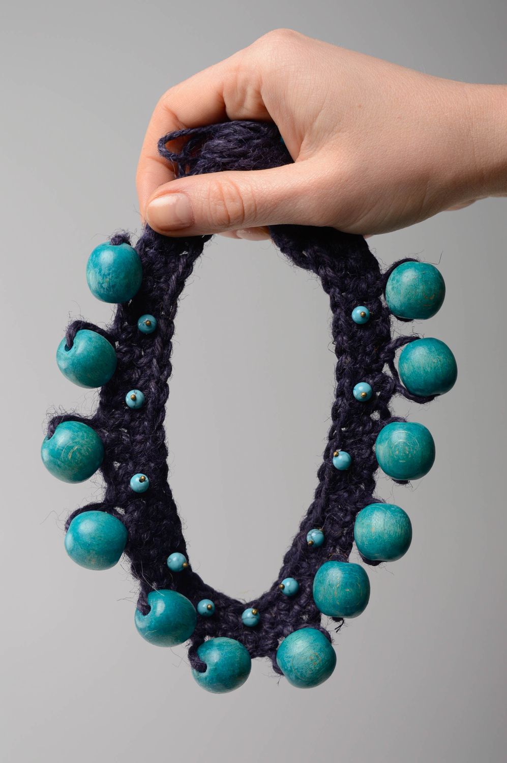 Collier tricoté avec perles en bois photo 5