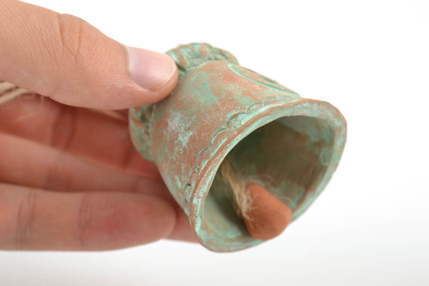 Handgemachtes Glöckchen aus Ton mit Masche originell schön in Form eines Hauses foto 2