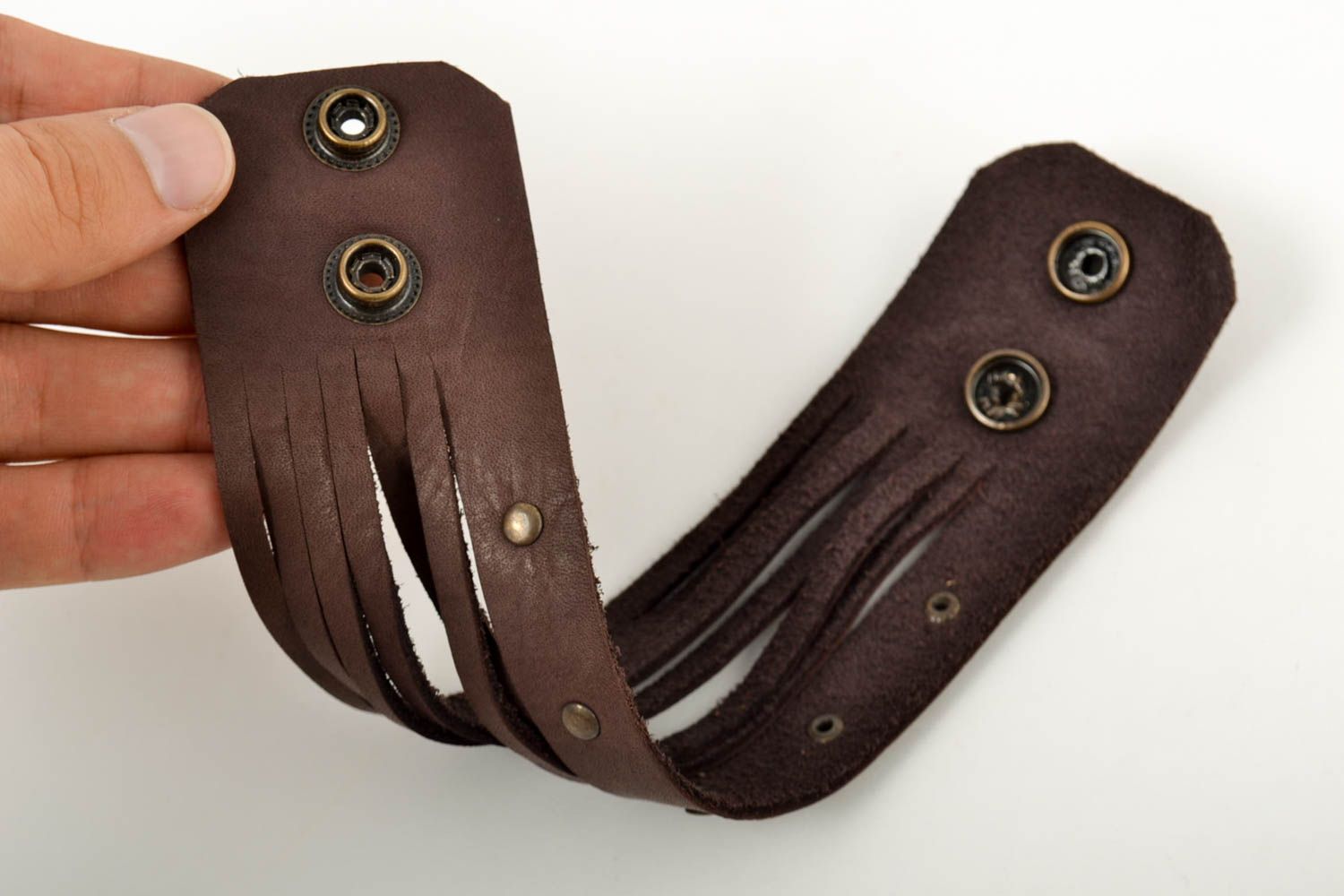 Широкий кожаный браслет хэнд мэйд необычный браслет на руку украшение из кожи фото 5