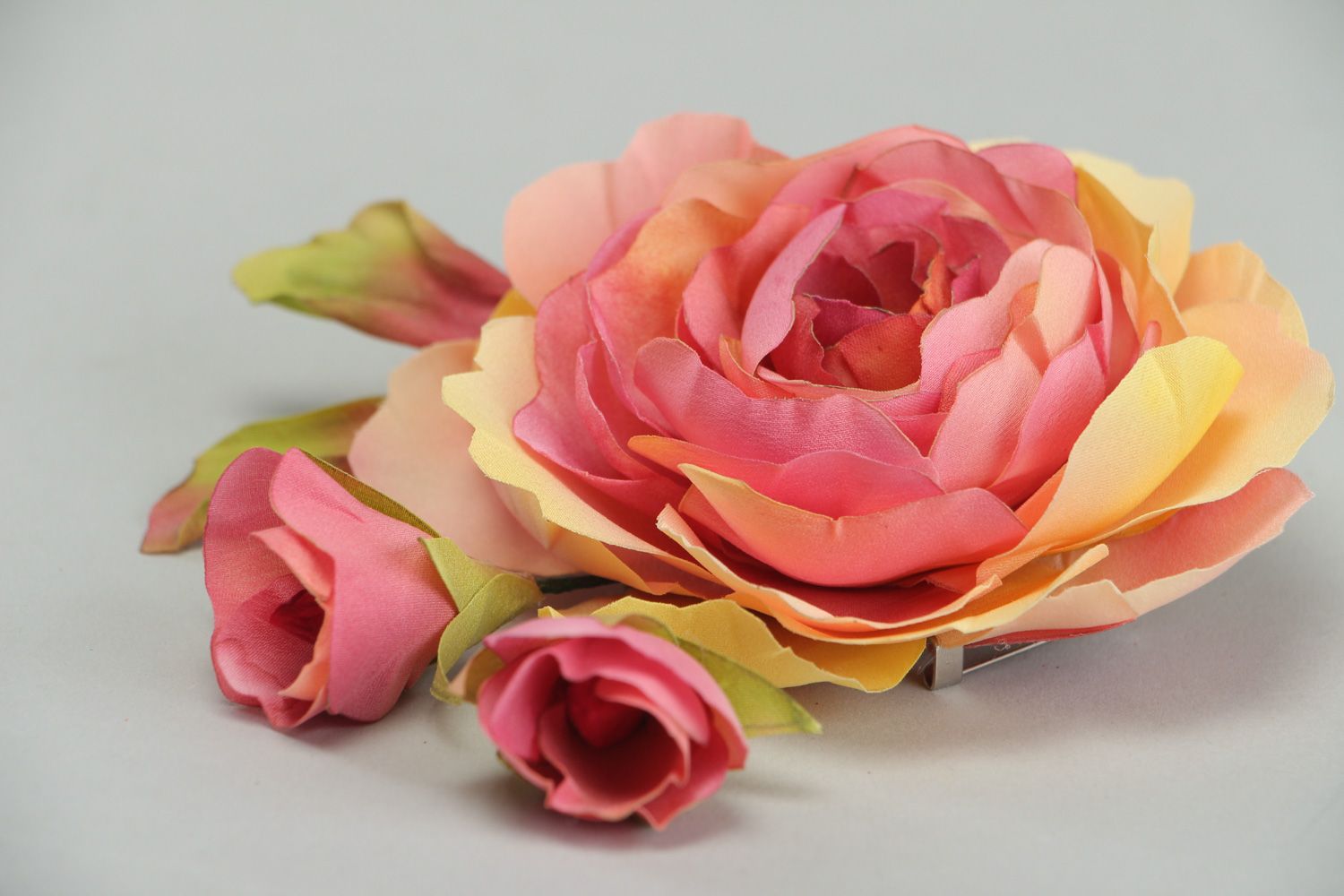 Handgemachte Brosche aus Seide Rose mit Rosenknospen für Frauenbluse foto 2