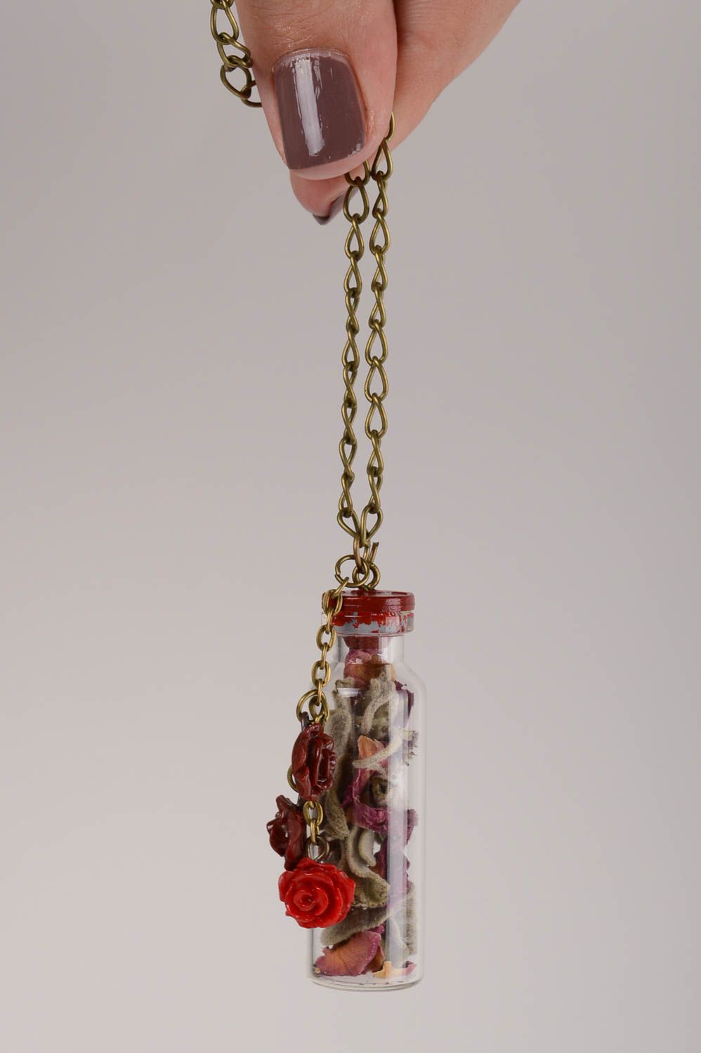 Кулон ручной работы подвеска на шею с лепестками роз кулон бутылочка красный фото 5