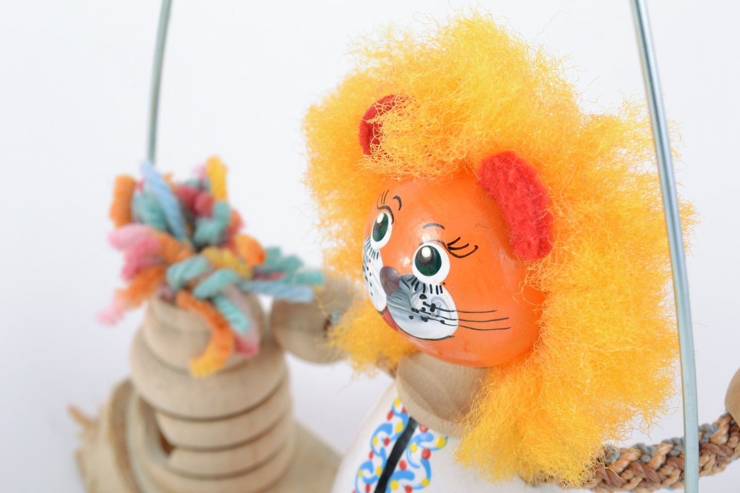 Деревянная игрушка лев на лавке ручной работы детская с росписью авторская фото 3