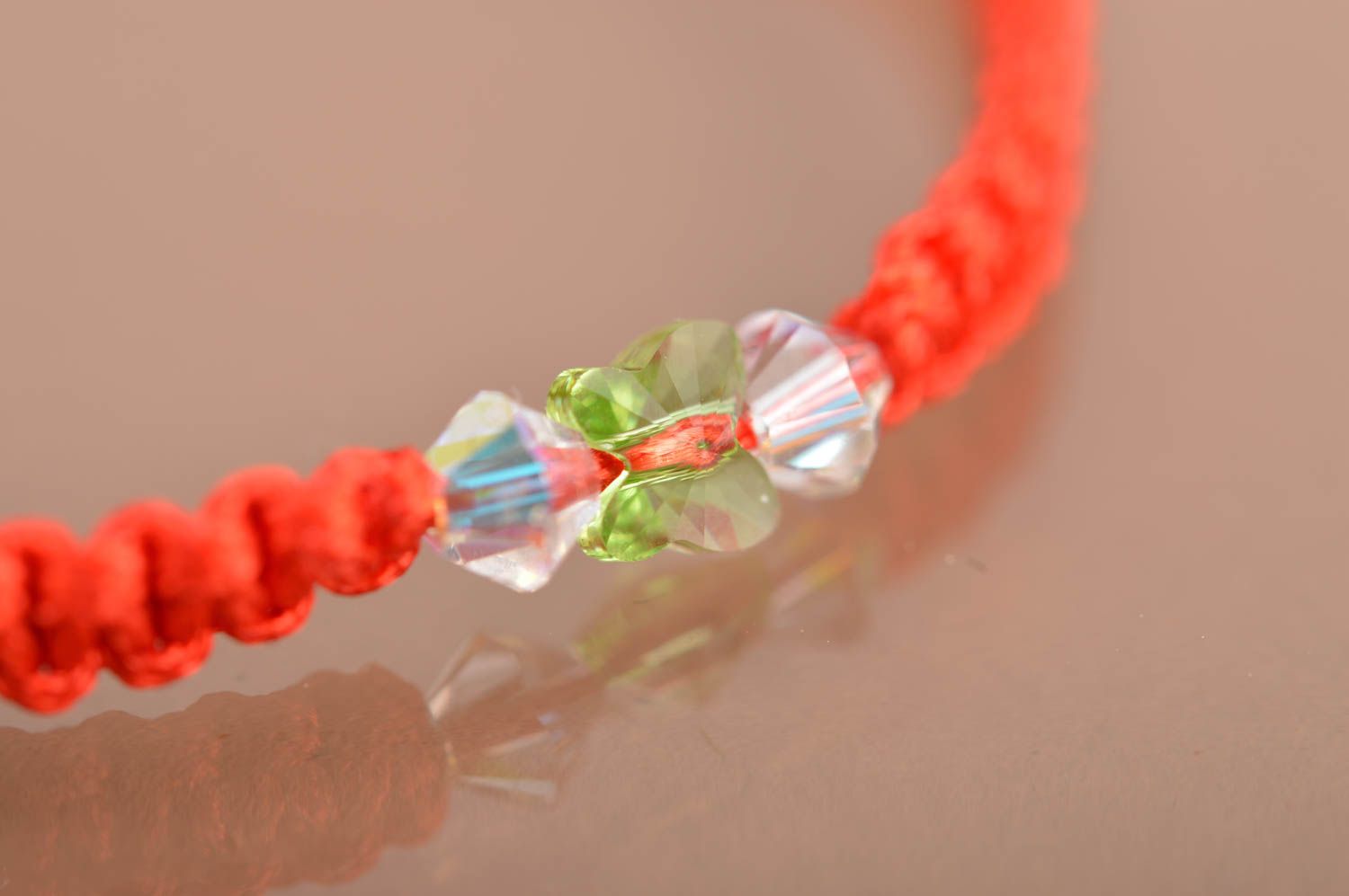 Красный браслет из шелковых ниток со стразами плетеный тонкий ручной работы фото 4