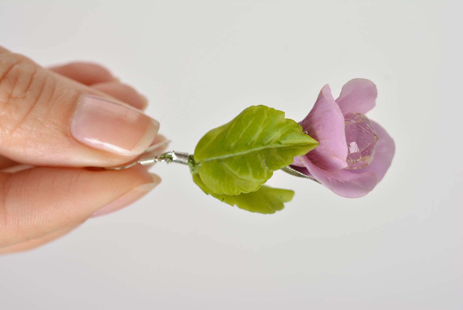 Сиреневые серьги цветы из полимерной глины ручной работы оригинальные нарядные фото 4