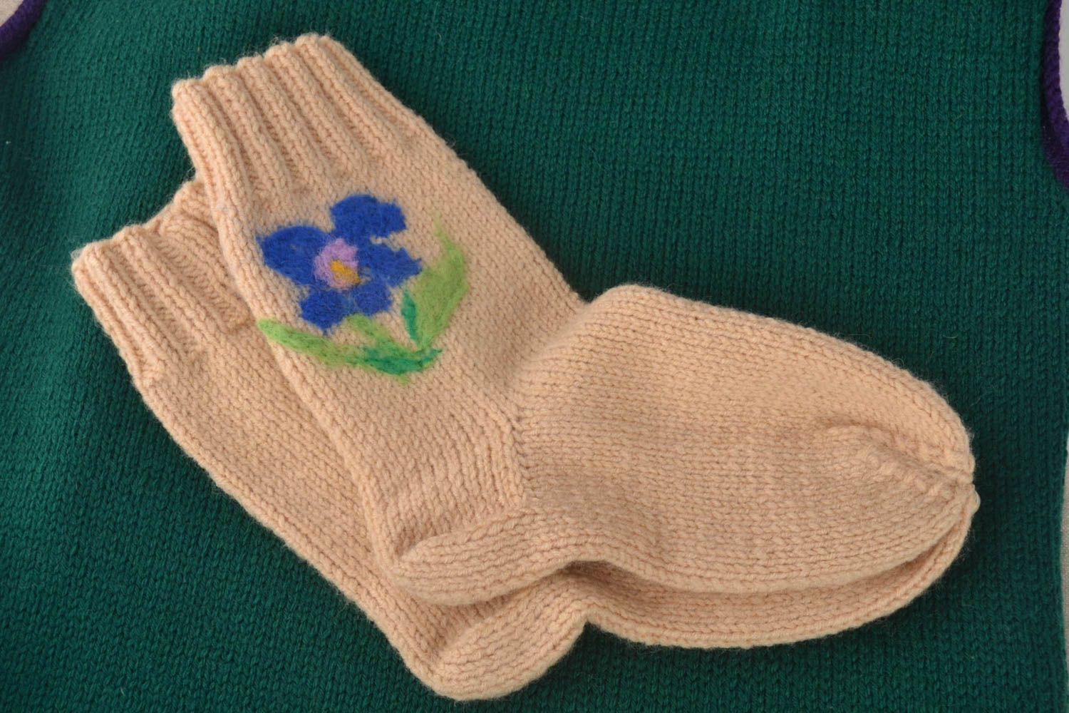 Носки ручной работы шерстяные носки бежевые женские носки с валяным цветком фото 1