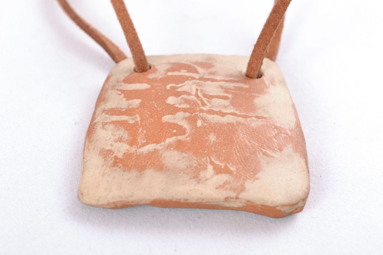Pendentif céramique carré marron ethnique sur lacet pour femme fait main photo 3