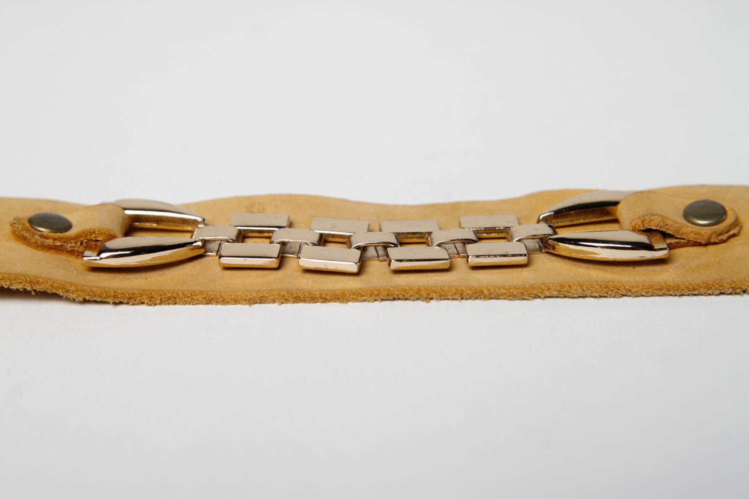 Bracelet cuir fait main Bracelet design beige boutons Accessoire en cuir photo 4