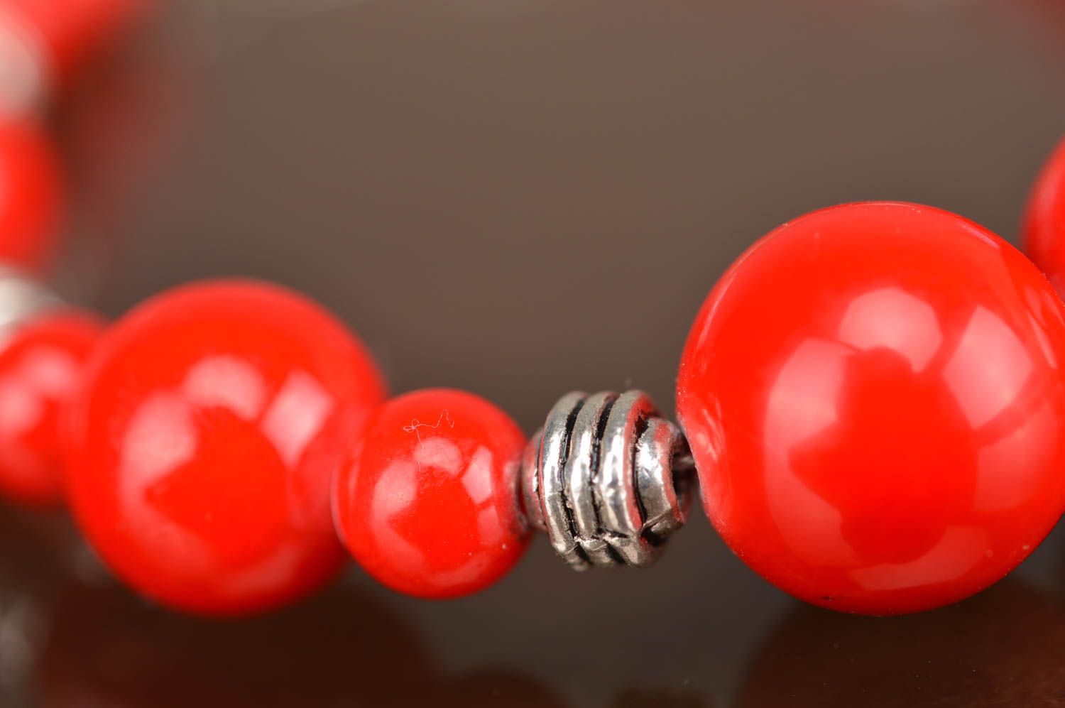 Bracelet en perles rouges fantaisie fil de pêche fourniture en métal fait main photo 3
