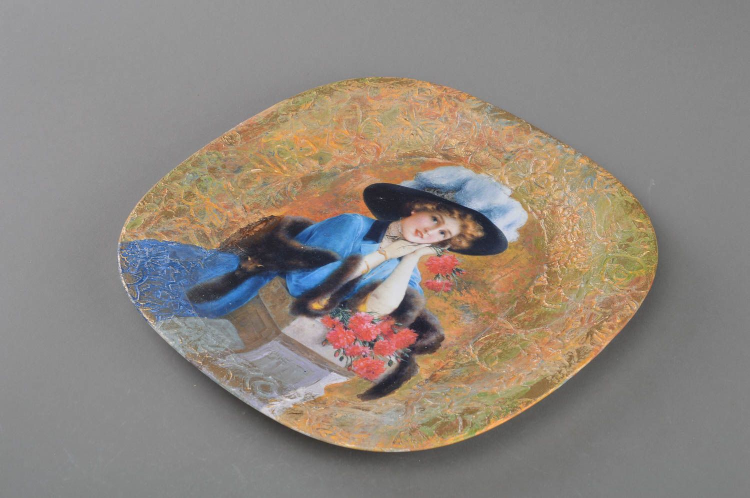 Стеклянная тарелка в технике декупаж ручной работы для декора дома Леди фото 1
