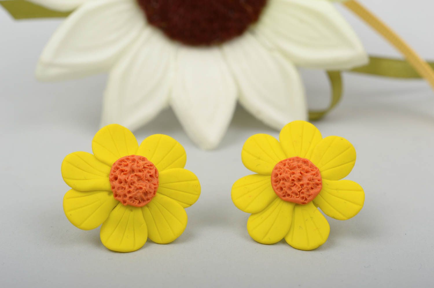 Boucles d'oreilles puces Bijou fait main fleurs jaunes Cadeau pour femme photo 1