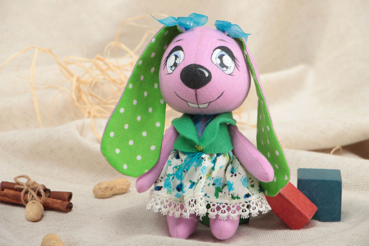 Мягкая игрушка ручной работы в виде зайки розовая с зелеными небольшая милая фото 1