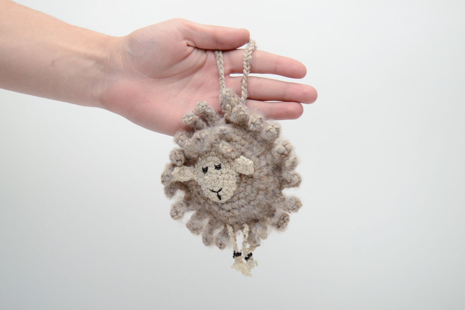 Petite Brebis grise décoration à accrocher tricotée aux aiguilles faite main photo 2