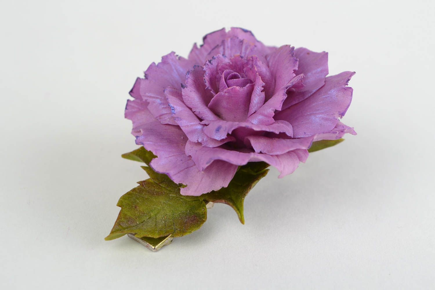 Сиреневая заколка брошь из холодного фарфора в виде розы ручной работы нарядная фото 3