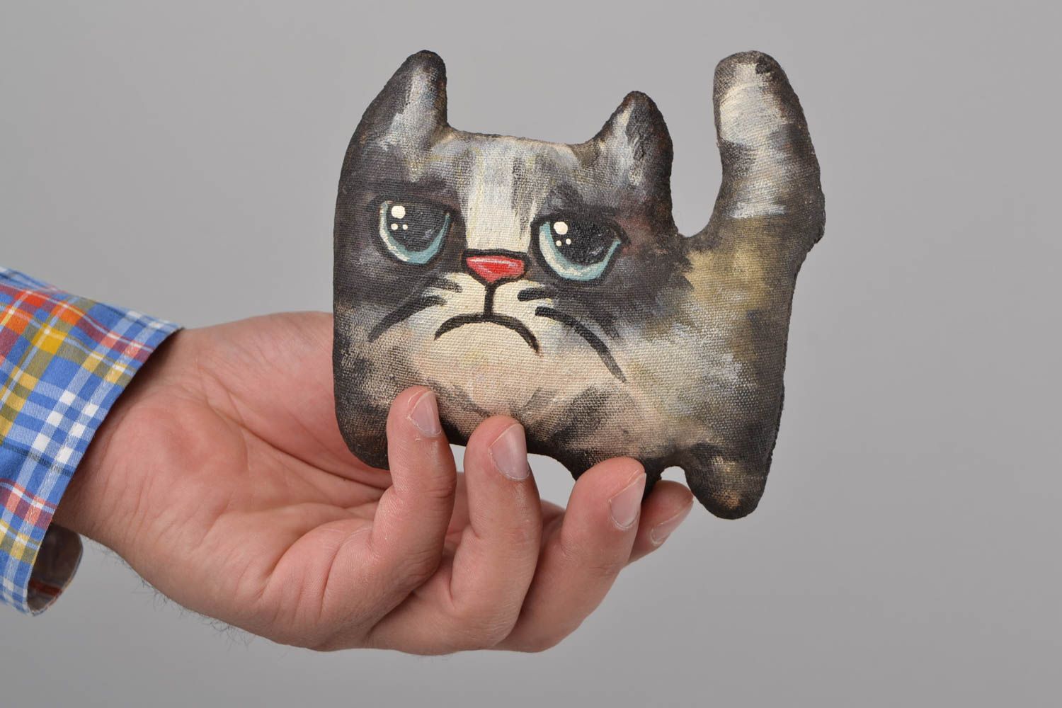 Juguete de peluche de lino artesanal aromatizado y pintado con forma de gato foto 2