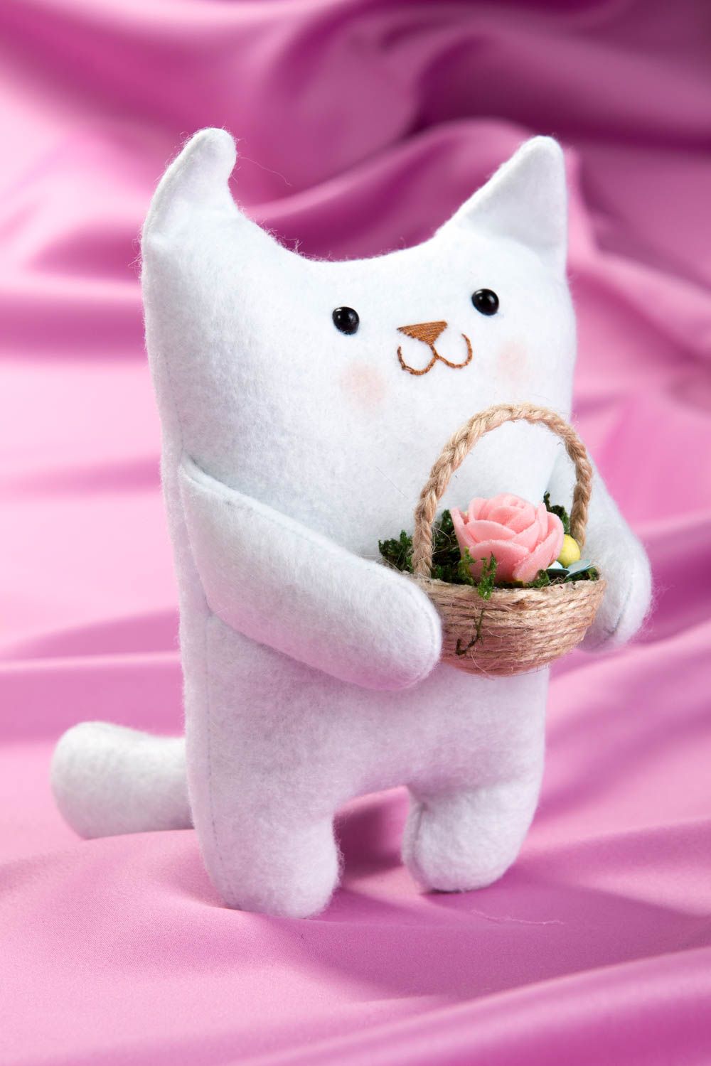 Игрушка кот белая игрушка ручной работы авторская игрушка с корзинкой интересная фото 1
