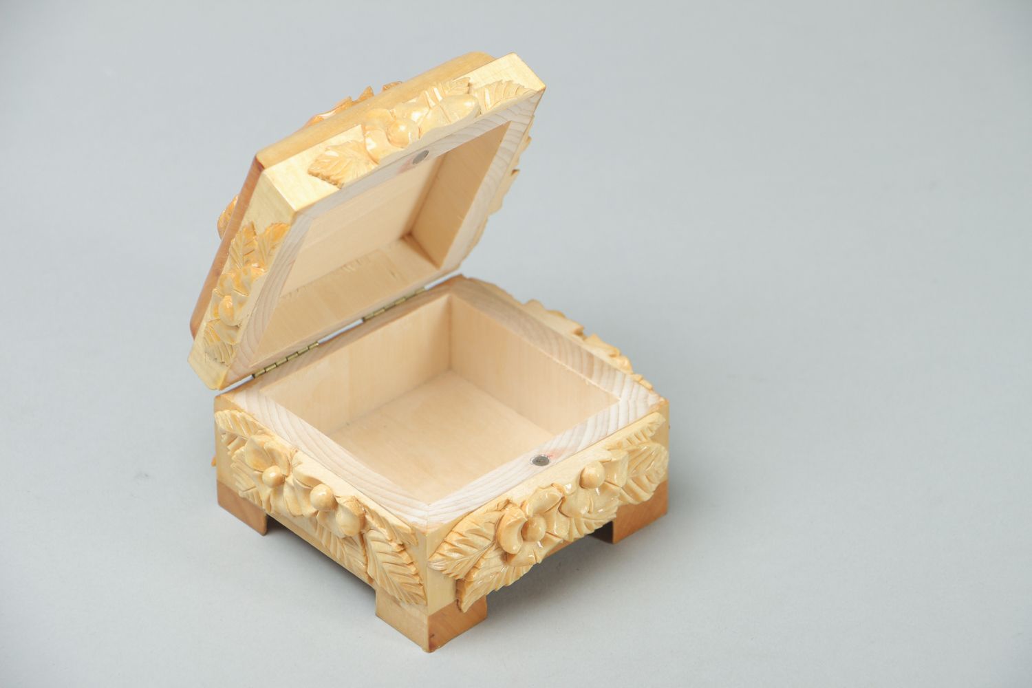 Boîte à bijoux sculptée en bois clair  photo 3