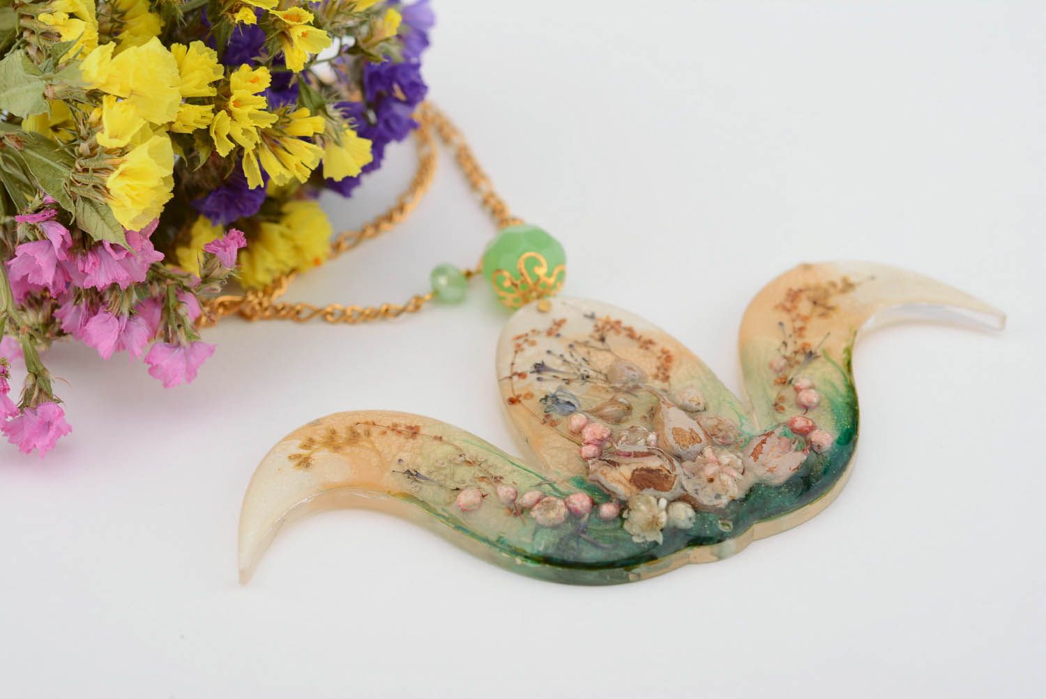 Ciondolo di resina epossidica fatto a mano pendente originale da donna con fiori foto 1