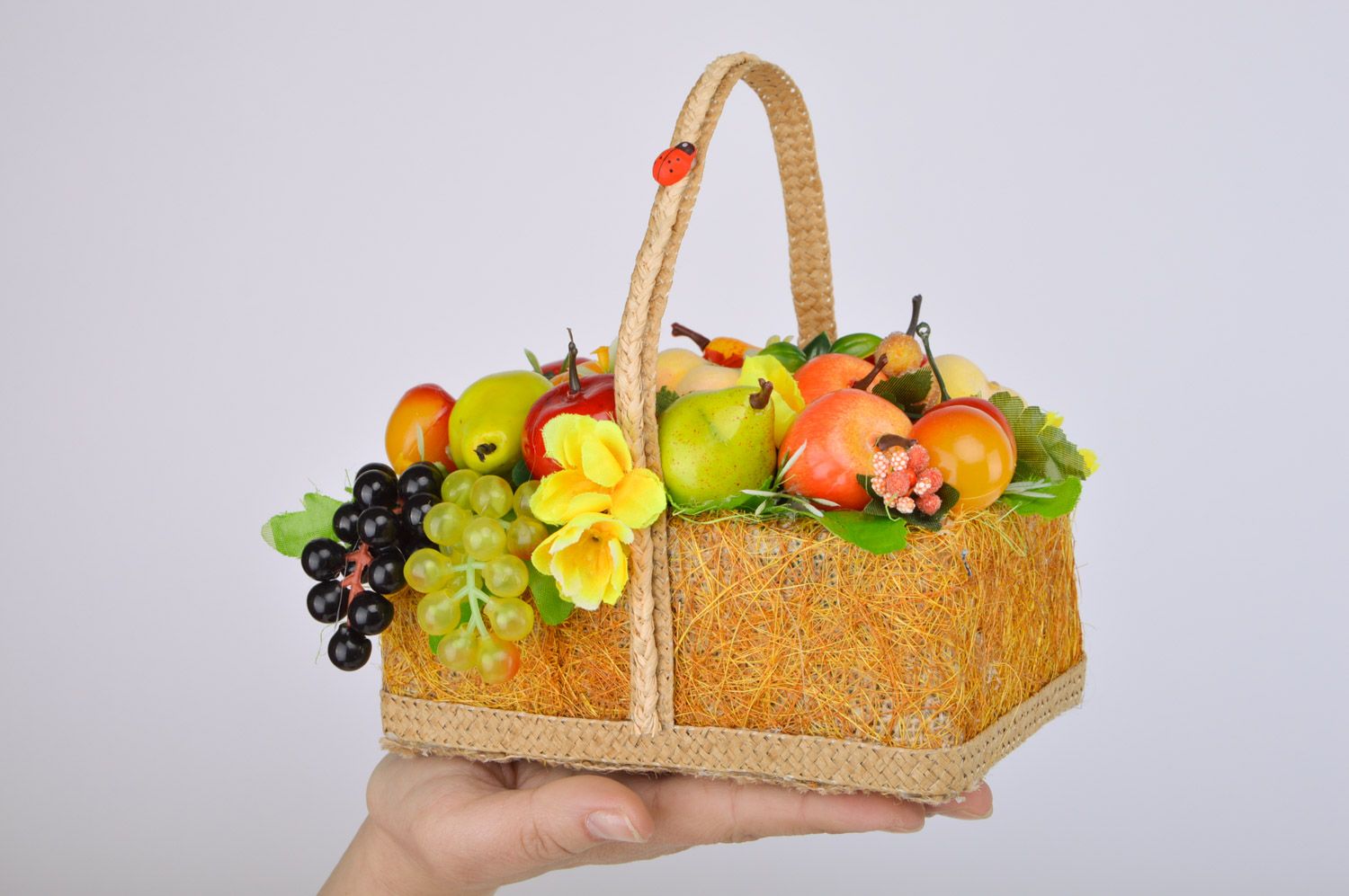Cesta trenzada de sisal grande con frutas y flores artesanal para decoración foto 5