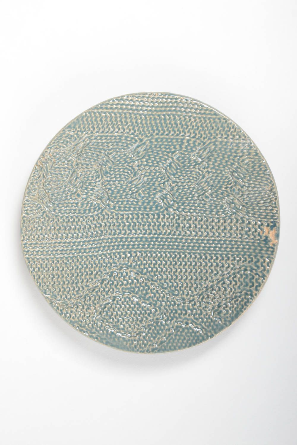 Необычная тарелка из глины круглая голубая с имитацией вязки ручная работа фото 2