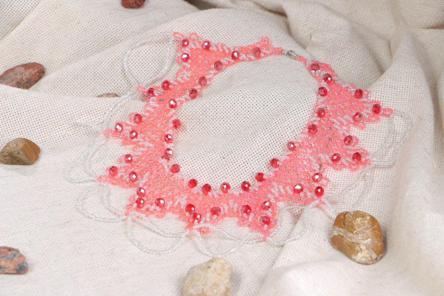 Collier fantaisie rose Bijoux fait main perles de rocaille ajouré Cadeau femme  photo 1