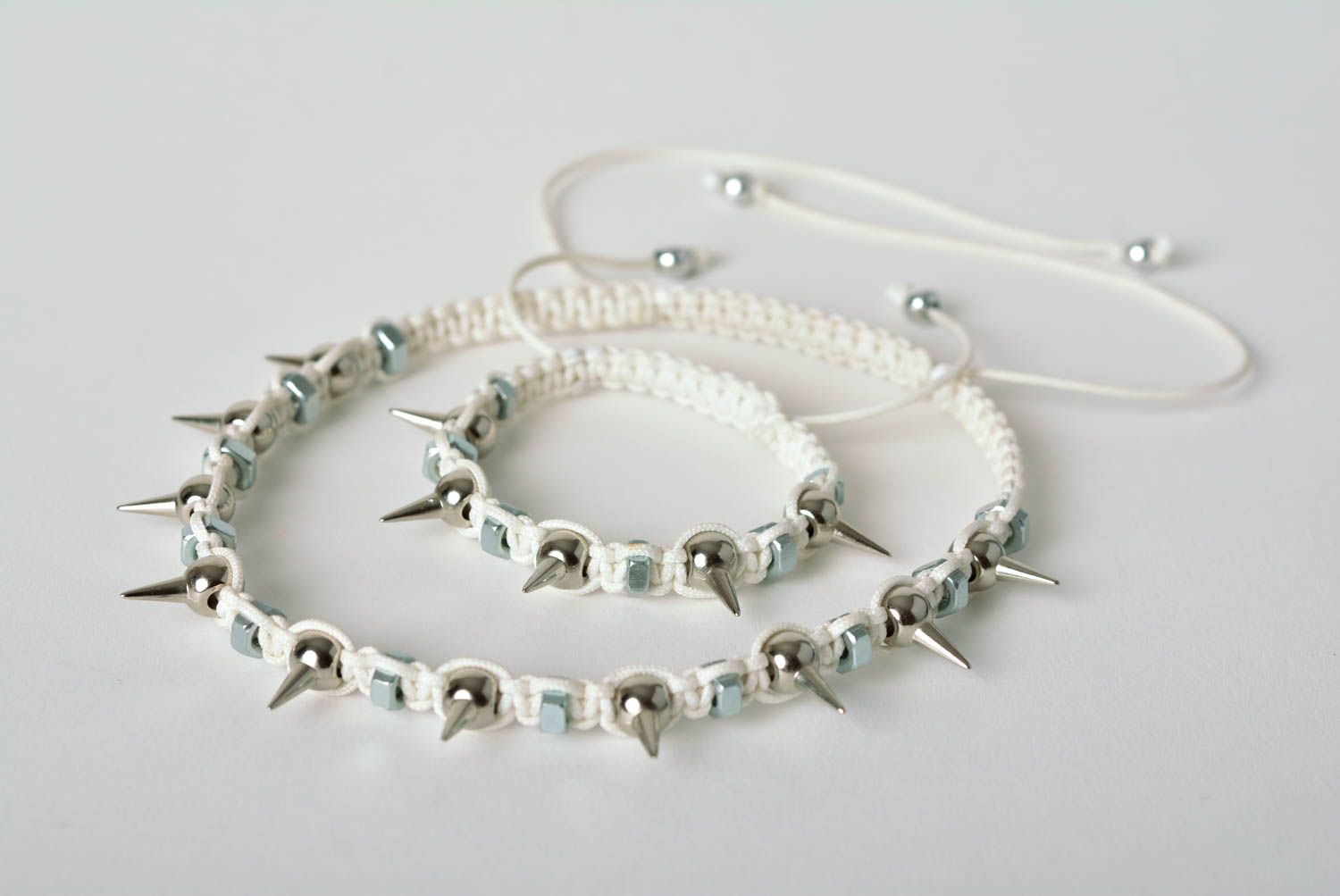 Украшения с шипами ручная работа набор браслет из шнура ожерелье с шипами белые фото 1