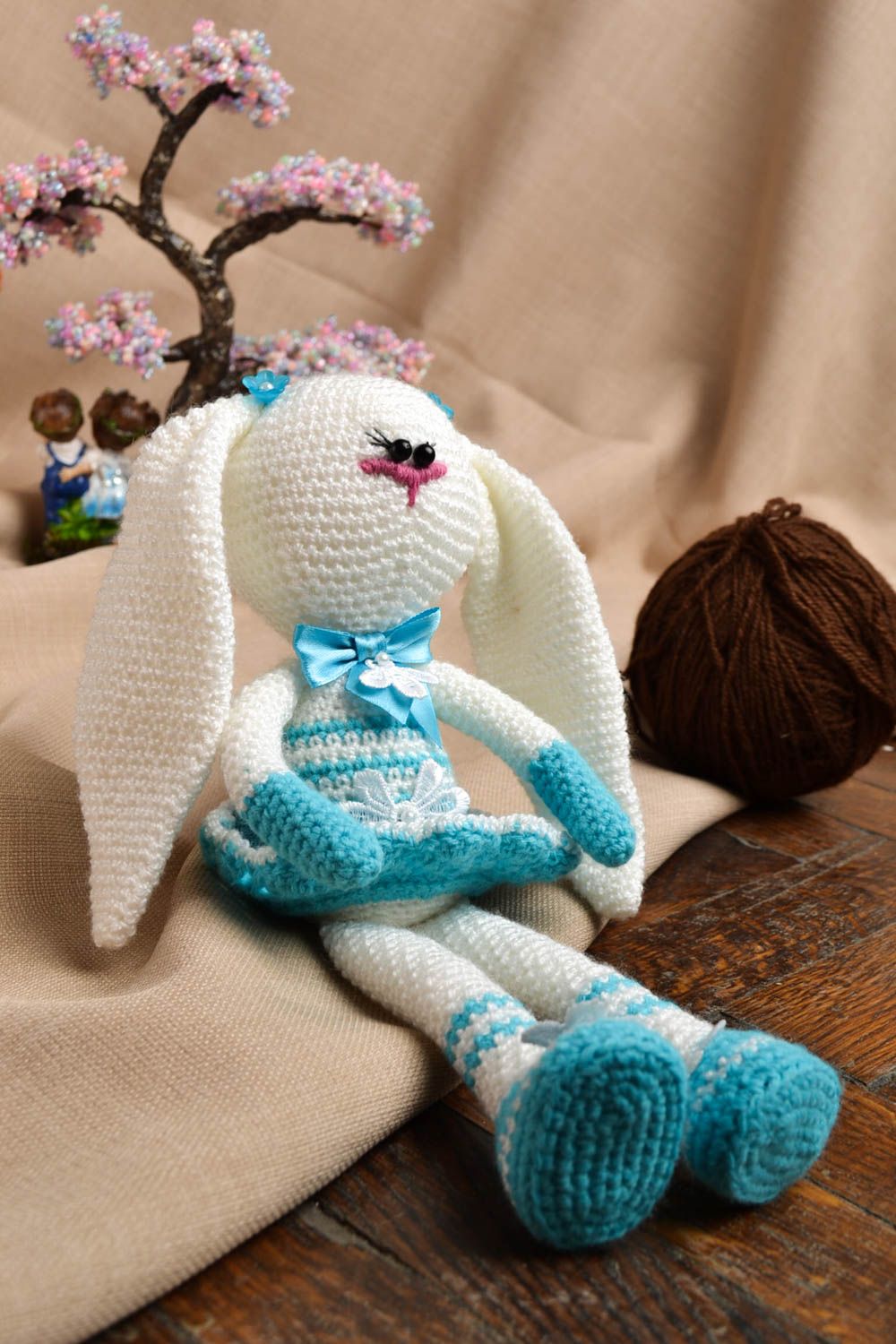 Doudou lapin blanc en robe bleu Jouet fait main tricoté Cadeau enfant original photo 1