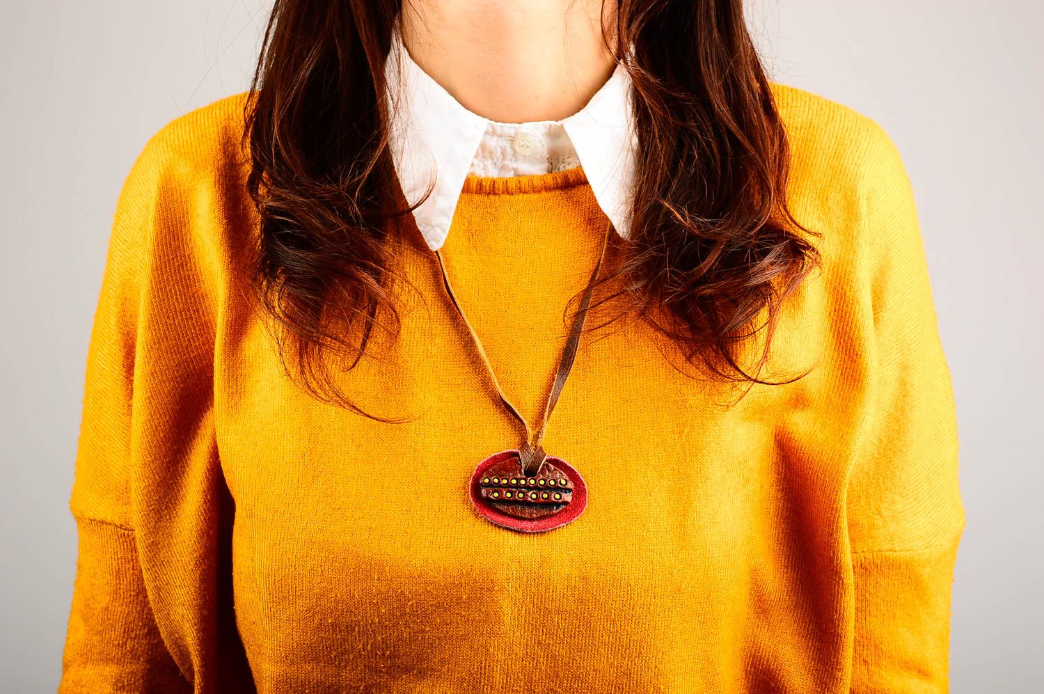 Pendentif céramique Bijou fait main peint rouge cordon cuir Accessoire femme photo 2