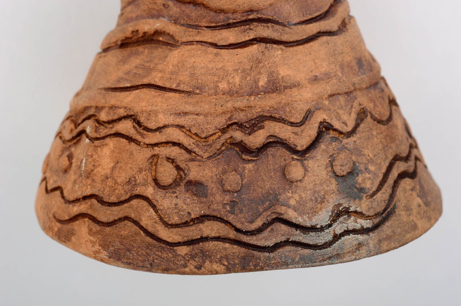 Глиняный авторский колокольчик ручной работы украшенный керамической птичкой фото 3