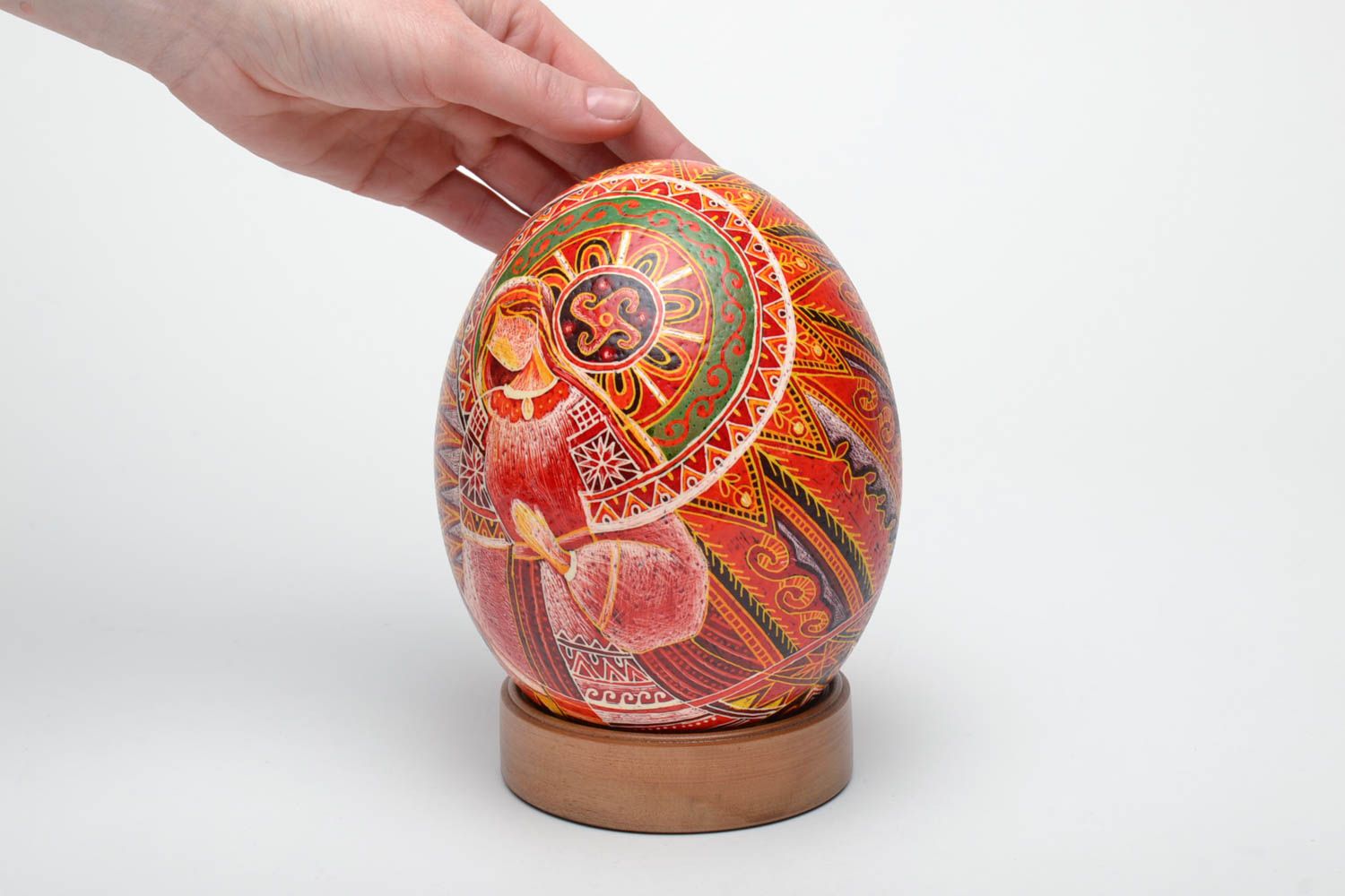Пасхальное яйцо страусиное на деревянной подставке фото 5
