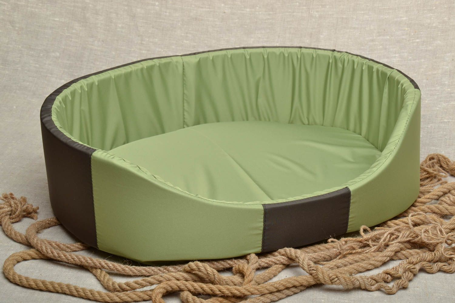 Couchage pour chien artisanal vert photo 1