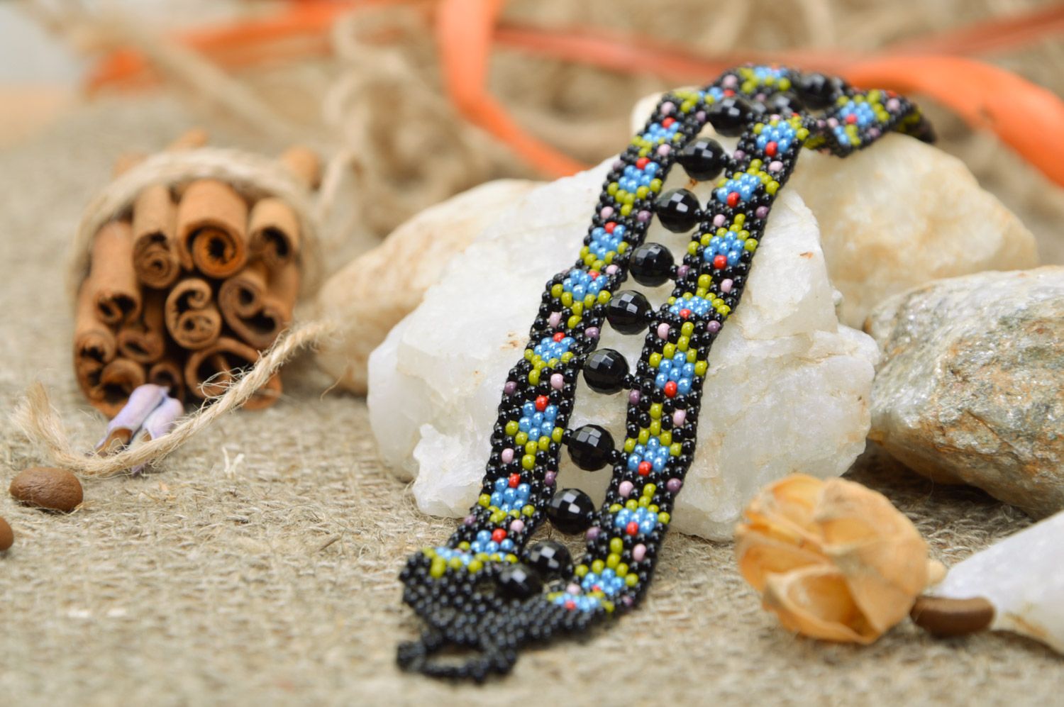 Bracelet fait main en perles de rocailles design original noir large avec fleurs photo 1