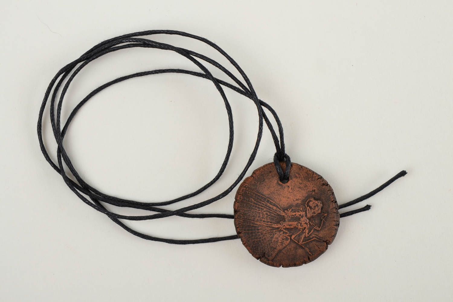 Кулон ручной работы круглый кулон подвеска из глины медальон со стрекозой фото 1